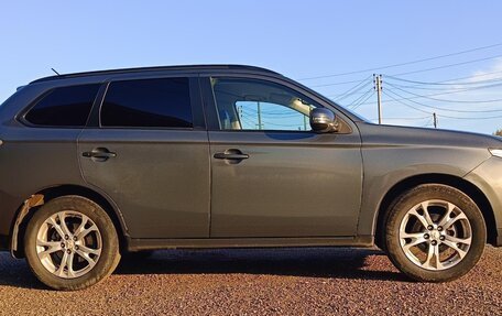 Mitsubishi Outlander III рестайлинг 3, 2013 год, 1 550 000 рублей, 2 фотография