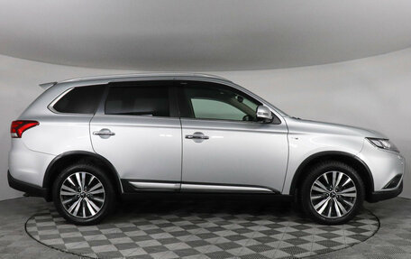 Mitsubishi Outlander III рестайлинг 3, 2019 год, 2 777 000 рублей, 4 фотография