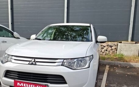 Mitsubishi Outlander III рестайлинг 3, 2014 год, 1 400 000 рублей, 3 фотография