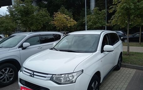 Mitsubishi Outlander III рестайлинг 3, 2014 год, 1 400 000 рублей, 2 фотография