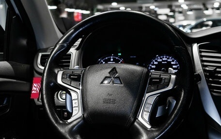 Mitsubishi Pajero Sport III рестайлинг, 2017 год, 3 500 000 рублей, 26 фотография