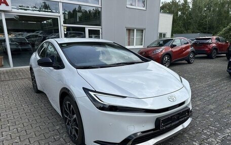 Toyota Prius IV XW50, 2024 год, 4 470 000 рублей, 1 фотография