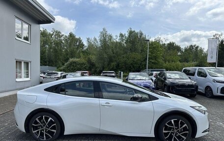 Toyota Prius IV XW50, 2024 год, 4 470 000 рублей, 7 фотография