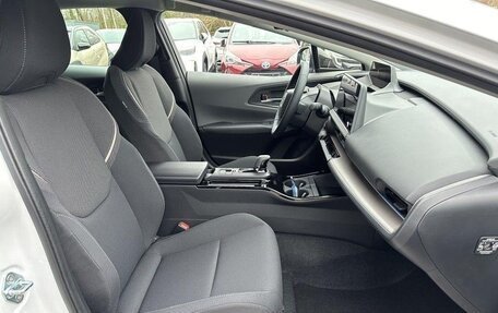 Toyota Prius IV XW50, 2024 год, 4 470 000 рублей, 18 фотография