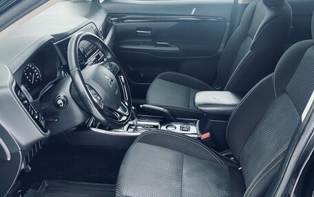 Mitsubishi Outlander III рестайлинг 3, 2019 год, 1 890 000 рублей, 10 фотография