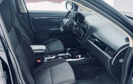 Mitsubishi Outlander III рестайлинг 3, 2019 год, 1 890 000 рублей, 13 фотография