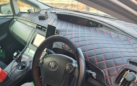 Toyota Prius, 2015 год, 1 380 000 рублей, 10 фотография