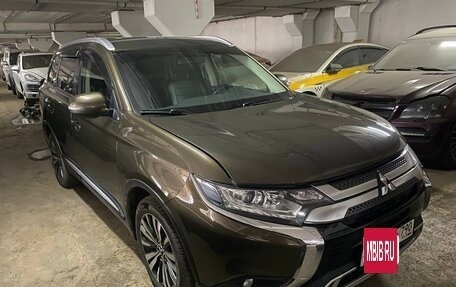 Mitsubishi Outlander III рестайлинг 3, 2019 год, 2 100 000 рублей, 2 фотография