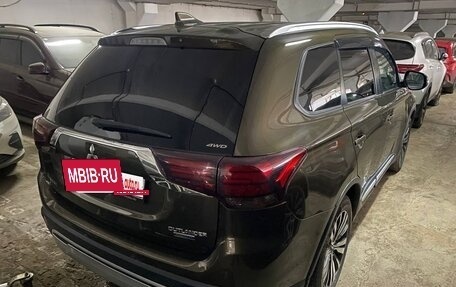 Mitsubishi Outlander III рестайлинг 3, 2019 год, 2 100 000 рублей, 3 фотография