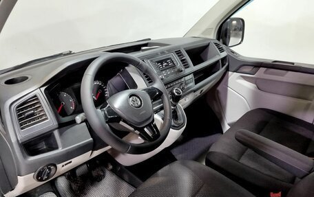 Volkswagen Caravelle T6 рестайлинг, 2016 год, 2 700 000 рублей, 17 фотография