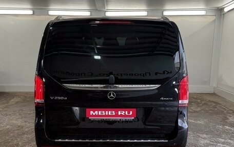 Mercedes-Benz V-Класс, 2017 год, 5 500 000 рублей, 3 фотография