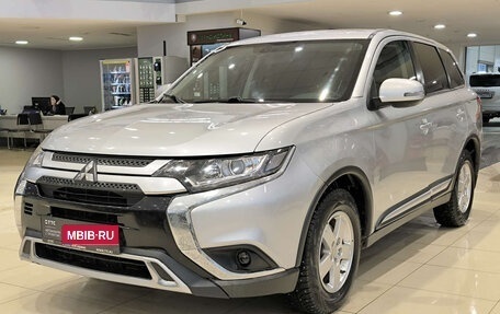 Mitsubishi Outlander III рестайлинг 3, 2018 год, 1 850 000 рублей, 1 фотография
