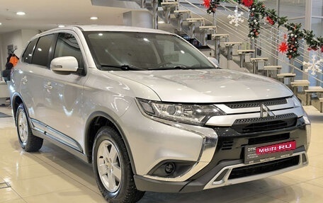 Mitsubishi Outlander III рестайлинг 3, 2018 год, 1 850 000 рублей, 3 фотография