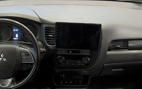 Mitsubishi Outlander III рестайлинг 3, 2018 год, 1 850 000 рублей, 15 фотография