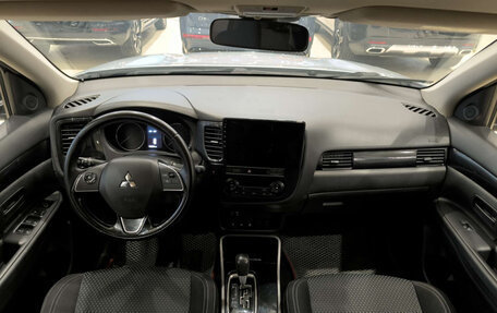 Mitsubishi Outlander III рестайлинг 3, 2018 год, 1 850 000 рублей, 14 фотография