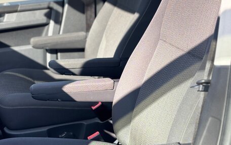 Volkswagen Caravelle T6 рестайлинг, 2017 год, 4 250 000 рублей, 15 фотография