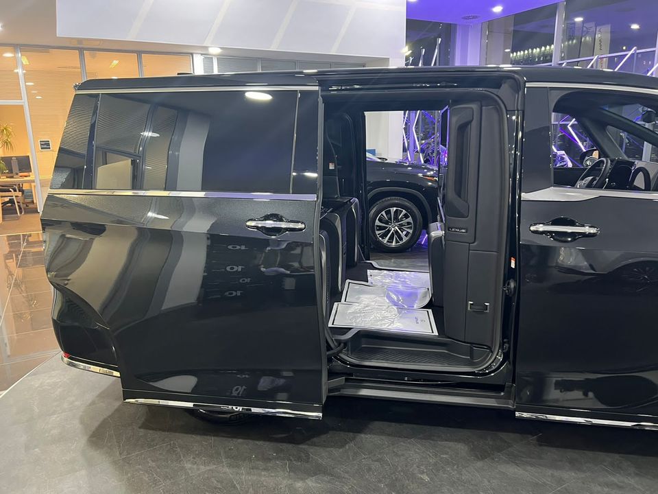 Lexus LM I, 2026 год, 24 000 000 рублей, 5 фотография