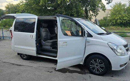 Hyundai H-1 II рестайлинг, 2012 год, 1 590 000 рублей, 3 фотография
