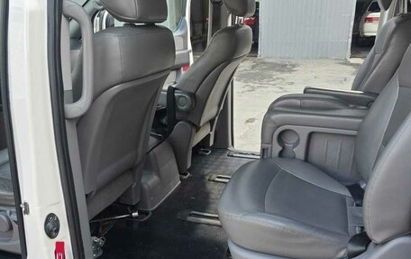 Hyundai H-1 II рестайлинг, 2012 год, 1 590 000 рублей, 26 фотография