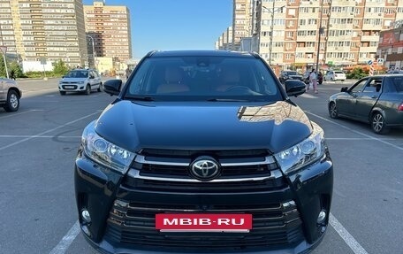 Toyota Highlander III, 2020 год, 3 790 000 рублей, 2 фотография
