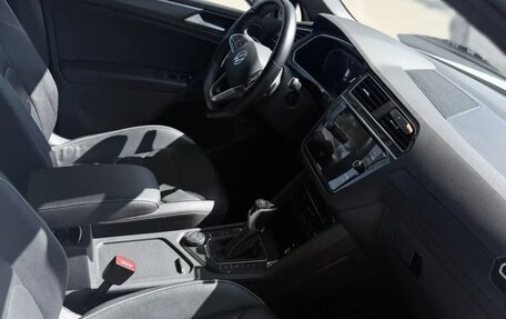Volkswagen Tiguan II, 2021 год, 3 999 000 рублей, 4 фотография