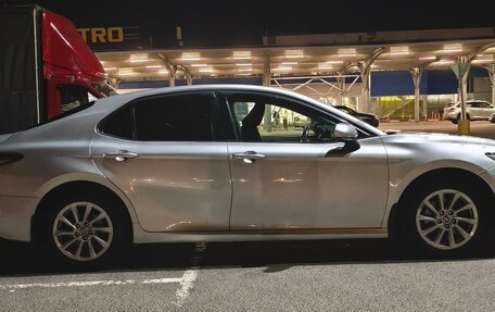 Toyota Camry, 2021 год, 1 800 000 рублей, 4 фотография