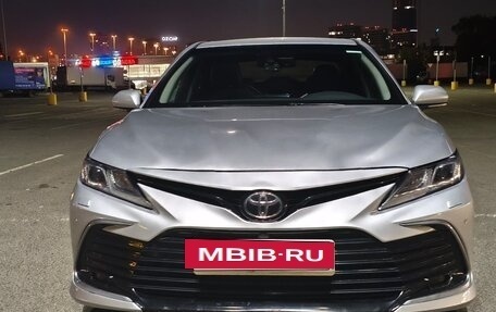 Toyota Camry, 2021 год, 1 800 000 рублей, 2 фотография