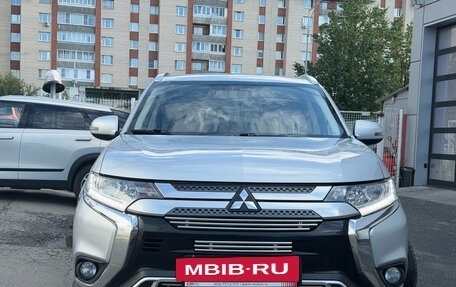 Mitsubishi Outlander III рестайлинг 3, 2018 год, 1 799 000 рублей, 2 фотография