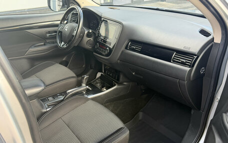 Mitsubishi Outlander III рестайлинг 3, 2018 год, 1 799 000 рублей, 8 фотография