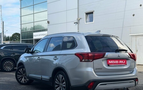 Mitsubishi Outlander III рестайлинг 3, 2018 год, 1 799 000 рублей, 4 фотография