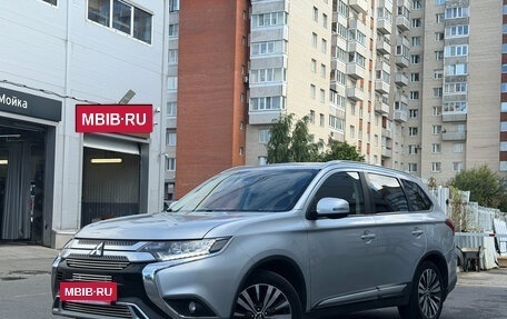 Mitsubishi Outlander III рестайлинг 3, 2018 год, 1 799 000 рублей, 3 фотография