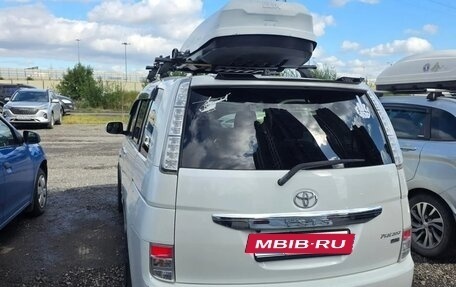 Toyota ISis I, 2012 год, 950 000 рублей, 3 фотография