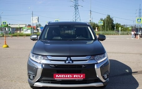 Mitsubishi Outlander III рестайлинг 3, 2017 год, 3 300 000 рублей, 2 фотография