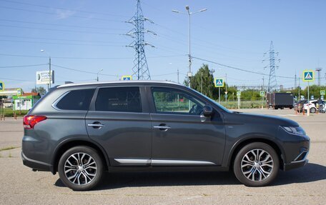 Mitsubishi Outlander III рестайлинг 3, 2017 год, 3 300 000 рублей, 11 фотография