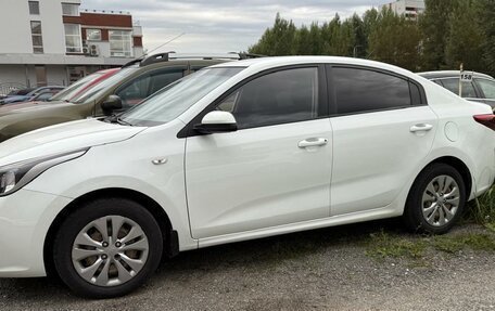 KIA Rio IV, 2018 год, 915 000 рублей, 4 фотография