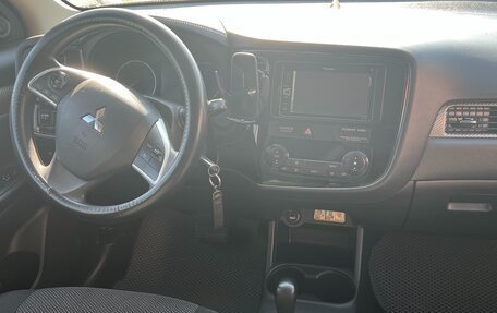 Mitsubishi Outlander III рестайлинг 3, 2015 год, 1 495 000 рублей, 13 фотография