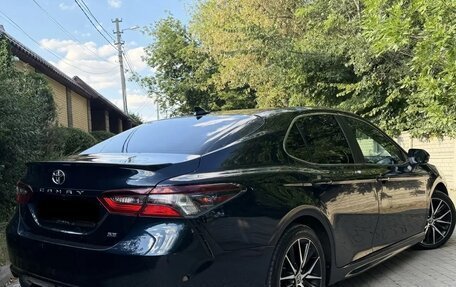 Toyota Camry, 2021 год, 2 800 000 рублей, 4 фотография