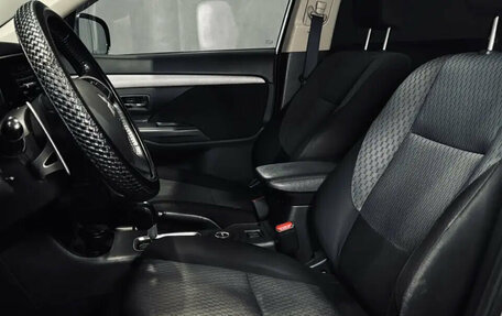 Mitsubishi Outlander III рестайлинг 3, 2014 год, 1 300 000 рублей, 10 фотография