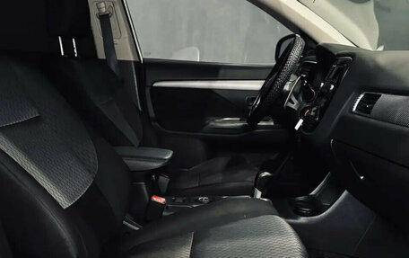 Mitsubishi Outlander III рестайлинг 3, 2014 год, 1 300 000 рублей, 11 фотография