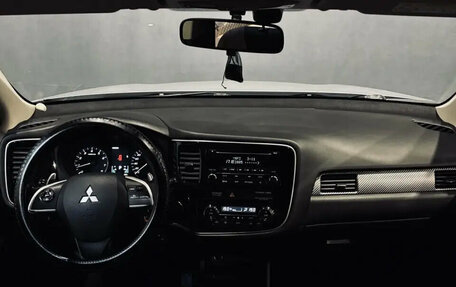 Mitsubishi Outlander III рестайлинг 3, 2014 год, 1 300 000 рублей, 13 фотография