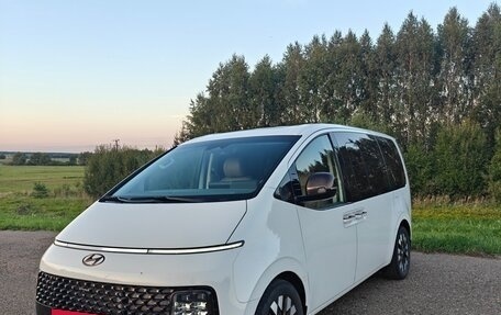 Hyundai Staria, 2021 год, 6 300 000 рублей, 1 фотография
