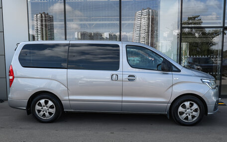 Hyundai Grand Starex Grand Starex I рестайлинг 2, 2018 год, 3 498 000 рублей, 4 фотография