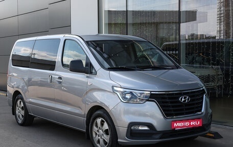 Hyundai Grand Starex Grand Starex I рестайлинг 2, 2018 год, 3 498 000 рублей, 3 фотография