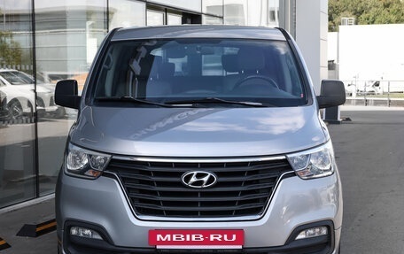 Hyundai Grand Starex Grand Starex I рестайлинг 2, 2018 год, 3 498 000 рублей, 2 фотография