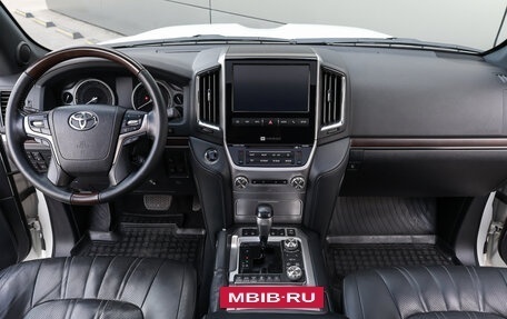 Toyota Land Cruiser 200, 2020 год, 8 998 000 рублей, 13 фотография