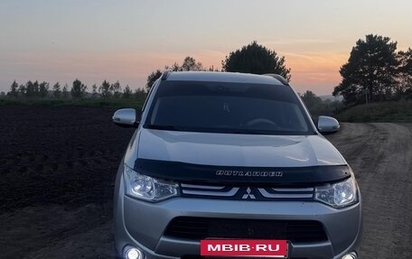 Mitsubishi Outlander III рестайлинг 3, 2013 год, 1 600 000 рублей, 2 фотография