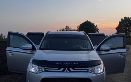 Mitsubishi Outlander III рестайлинг 3, 2013 год, 1 600 000 рублей, 6 фотография