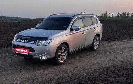 Mitsubishi Outlander III рестайлинг 3, 2013 год, 1 600 000 рублей, 4 фотография
