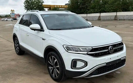 Volkswagen T-Roc I, 2023 год, 1 500 000 рублей, 2 фотография