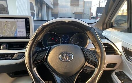 Toyota C-HR I рестайлинг, 2023 год, 2 700 000 рублей, 24 фотография